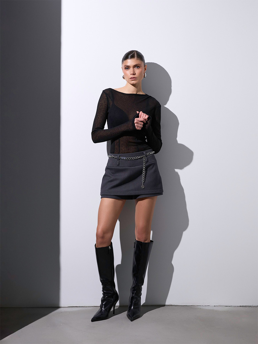 Лонгслів чорного кольору зі збіркою на плечі 3